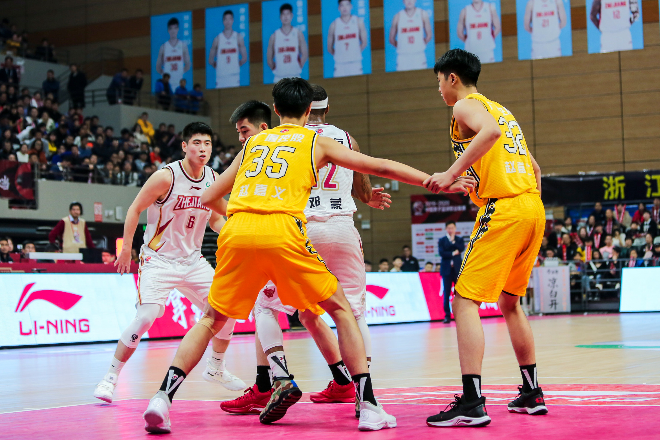 关于广厦男篮训练开放日；加时末段调整名单引欢呼；CBA季后赛在即；阵容厚度经受考验的信息